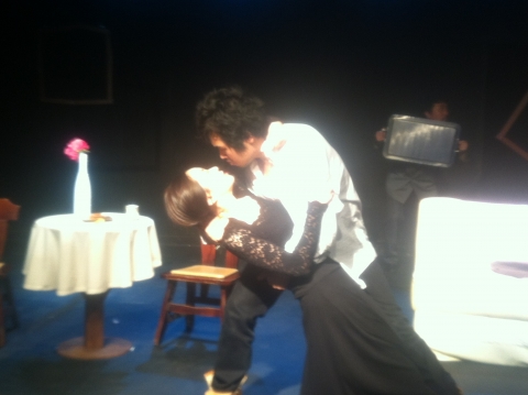 조민기와 김은주가 연극 곰에서 열연하고 있다.