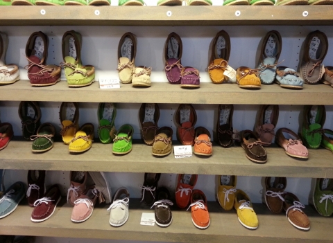 프라임브랜즈는 1956년 캐나다 퀘벡에서 탄생한 정통 인디언 모카신 브랜드 Amimoc(아미목)을 국내에 정식 론칭한다고 밝혔다.