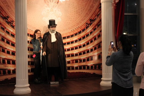시민들이 베르디 입상과 함께 사진을 촬영하는 모습이다.