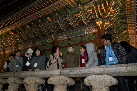 지난 24일 국내 체류중인 외국인과 청소년고객을 대상으로 한국의 전통문화와 역사 체험 기회를 제공하기 위해 실시된 ‘외환은행 경복궁 야간투어’행사에 참석한 고객들이 갑자기 추워진 