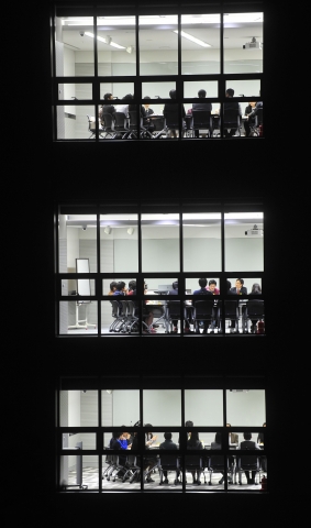 26~27일 이틀간 경기도 양평에 자리잡은 현대그룹 종합연수원 블룸비스타에서 열린 건국대의 2014학년도 대입 수시모집 1박2일 합숙면접에서 수험생들이 26일 밤 토론면접을 하고 있다.