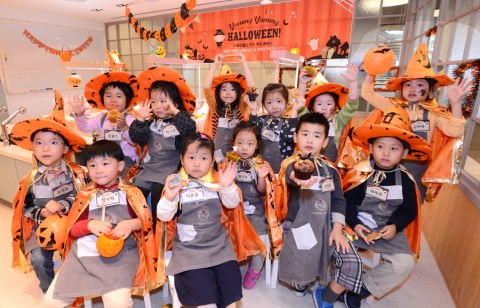 할로윈데이를 맞아 퇴계로 5가에 위치한 CJ푸드월드 백설요리원에서 진행된 할로윈 키즈 쿠킹클래스에서 참가 어린이들이 포즈를 취하고 있다. 쿠킹클래스는 할로윈데이 당일인 31일에도 진행될 예정이다.