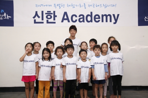 런던올림픽 금메달리스트 양학선 선수가 26일 오후 서울 송파구 한국체육대학교 승리관에서 열린 ‘신한 Academy’ 체조교실에 1일 강사로 나서 수강생들과 기념촬영을 하고 있다.