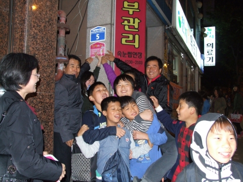 학교폭력예방사업의 일환으로 지난 25일 성남시 중원구 은행동에서 모냐 번호판 부착 사업이 진행됐다.