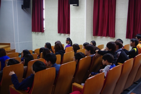 고양관산초등학교 학생들이 스마트폰중독예방교육에 집중하여 듣고 있다.