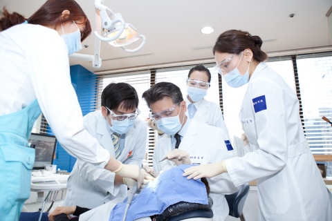 반듯한 치과의료 서비스를 제공하는 네모치과는 헤어살롱 요닝플레이와 제휴를 체결했다.