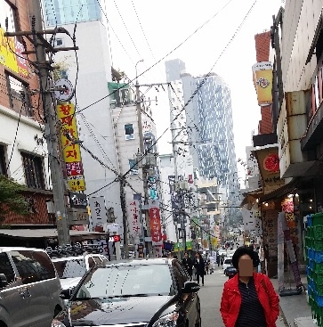 거리에 늘어선 프랜차이즈 매장의 모습