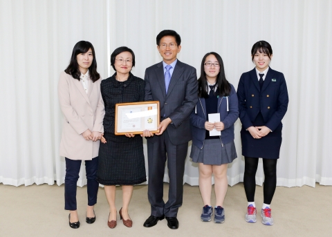 성남시청소년육성재단에서 성남시 학교폭력예방을 위해 만든 캐릭터 모냐가 경기도 웹툰 공모전에서 우수상을 수상했다.
