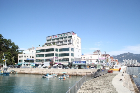 팔포음식거리에는 횟집단지, 숙박단지, 노래방단지 등 그 규모가 대단해 여름철은 물론 사계절 관광 차량들로 북적인다.