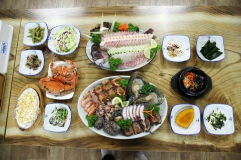 팔포의 살아있는 바다먹거리 한상차림이 입맛을 돋운다.
