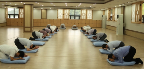 선수행학교, 힐링, 가족행복나누기 등 한류문화의 글로벌 체험을 주도할 세계 선(禪) 센터가 10월 31일 동명대(총장 설동근)에 개원한다. 사진은 이 센터에서의 체험 장면.