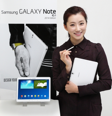 삼성전자가 대화면에 더욱 새롭고 편리한 S펜 기능을 탑재한 갤럭시 노트 10.1 2014 에디션을 국내 시장에 출시했다. 사진은 삼성동 코엑스 갤럭시존에서 삼성전자 모델이 신제품 