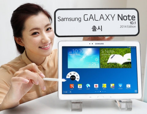 삼성전자가 대화면에 더욱 새롭고 편리한 S펜 기능을 탑재한 갤럭시 노트 10.1 2014 에디션을 국내 시장에 출시했다. 사진은 삼성동 코엑스 갤럭시존에서 삼성전자 모델이 신제품 