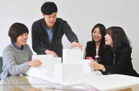 제10회 2013 대한민국 조경대전에서 최우수상을 차지한 건국대 환경과학, 건축학과 학생팀. 왼쪽부터 정민정, 신태섭, 권경민, 김미영 학생