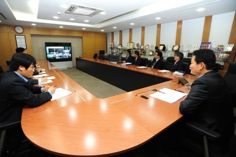 31일 송영길 인천광역시장이 화상회의 시스템 개통을 축하하며 시스코 텔레프레즌스(TelePresence)를 통해 대화를 나누고 있다.