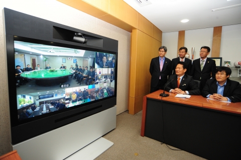 31일 송영길 인천광역시장이 화상회의 시스템 개통을 축하하며 시스코 텔레프레즌스(TelePresence)를 통해 대화를 나누고 있다.