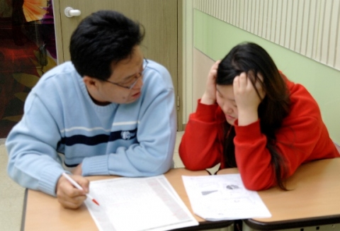 서울대 독어독문학과와 한국일보사 기자 출신인 유병철 선생에게 2013학년도 수시2차 논술시험 대비법을 들어봤다. 유병철 선생은 2014학년도 수능 다음날부터 고려대 성균관대 한양대