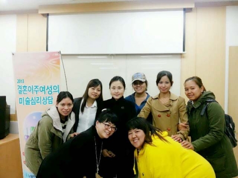 노원여성인력개발센터는 이렇게 다문화가정 갈등해결에 관심 있는 결혼이민여성들을 대상으로 11월 12일에서부터 12월 20일까지 결혼이주여성 꿈 나르샤- 미술심리상담사 양성과정을 진행한다.