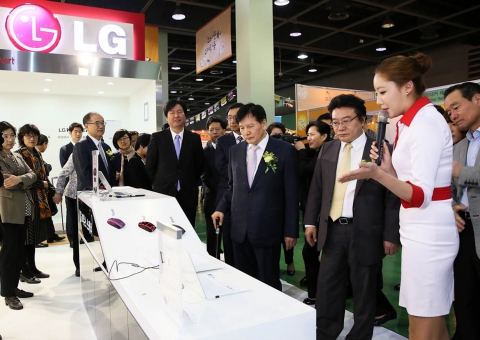 LG전자가 2013 대한민국 보조공학기기 박람회에서 장애인 등 소외계층을 위한 다양한 제품을 선보였다.