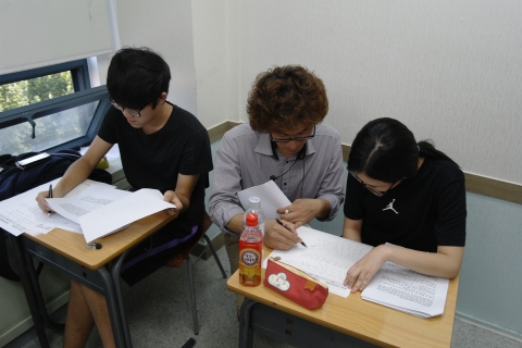 신우성학원은 수능 다음날인 11월 8일부터 경희대와 중앙대, 한양대, 고려대, 서강대, 성균관대, 인하대, 외국어대, 서울여대, 숭실대, 단국대, 숙명여대 등 주요 대학의 수시논술