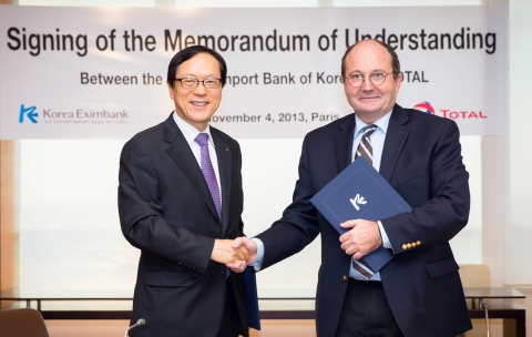 김용환 수출입은행장이 4일 오후(현지시간) 프랑스 토탈社에서 파트릭 드 라 슈바르디에르 토탈社 대표를 만나 토탈사가 러시아에서 추진 중인 야말 프로젝트에 금융협력 지원 등을 위한 