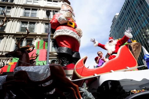 여름을 맞이하는 뉴질랜드는 크리스마스와 새해맞이 축제의 열기로 뜨겁다.