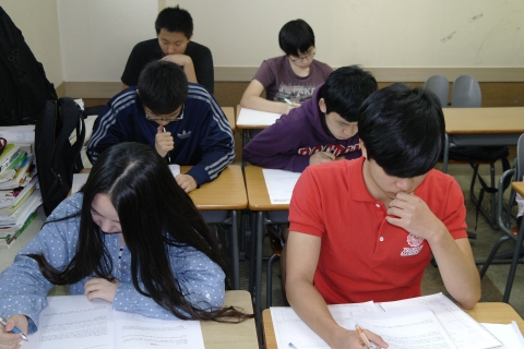대치동 신우성논술학원의 이동훈 선생이 의과대학 논술시험에 관한 정보를 공개하였다. 신우성논술학원에서는 수능 다음날부터 1대1 대면첨삭을 병행한 논술 파이널 특강을 개설한다.