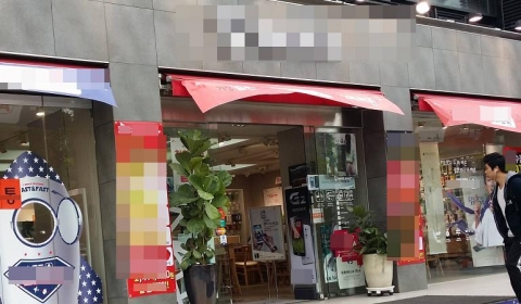 휴대폰 매장이 최근 호황으로 경쟁이 심화되고 있다.