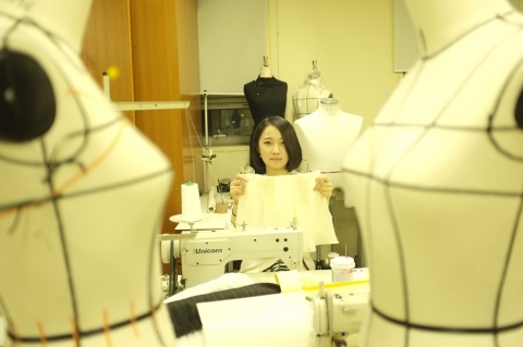 건국대 의상디자인전공 학생들은 전공을 살려 이웃을 돕기로 의기투합해 올해 서울·경기 지역 아동청소년 공동생활가정에 거주하는 학생들로 구성된 행복나무소년소녀합창단을 위한 맞춤형 단복