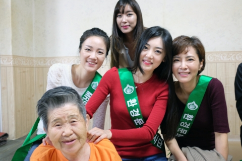 에코(Eco)모델들이 장애노인을 위한 나눔봉사활동에 참여하고 있다.