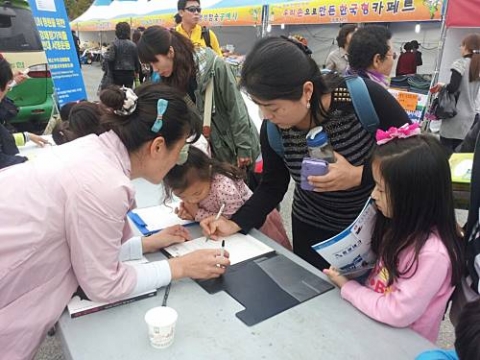 김해시 단감축제현장에서 시민들이 서명에 참여하고 있다.
