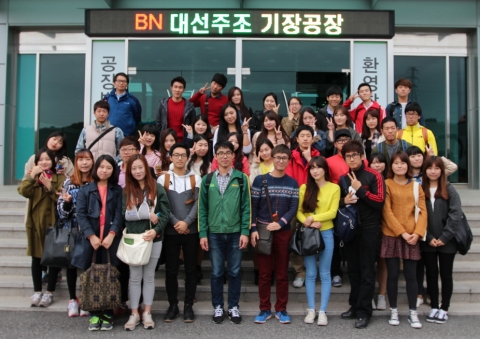 동명대 등 19개 대학생 50명 일행이 대선주조 기장공장을 탐방하고 있다.