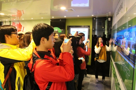 동명대 등 19개 대학생 50명 일행이 대선주조 기장공장을 탐방하고 있다.