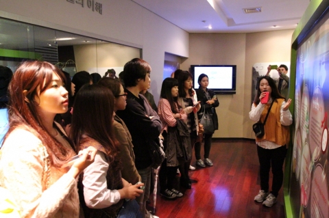 동명대 등 19개 대학생 50명 일행이 대선주조 기장공장을 탐방하고 있다.