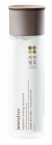 이니스프리가 자연발효 에너지 에센스를 선보였다.