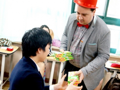 롯데제과는 빼빼로 30주년을 기념해 그 동안 소비자들에게 받은 사랑에 보답하고자 스쿨배틀 이벤트를 진행했다.