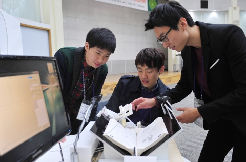 건국대는 5~6일 이틀간 건국대 새천년관 우곡국제회의장에서 공과대학, 정보통신대학 등 공학계열 학생 3,000여명이 참여하는 2013 건국대학교 창의설계경진대회를 개최했다.