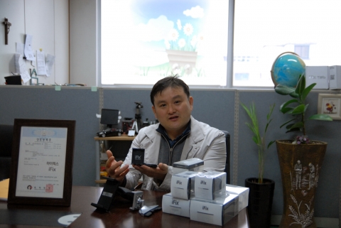 이현구 네오픽스코리아 대표가 CD-300 제품에 대한 설명을 하고 있다.