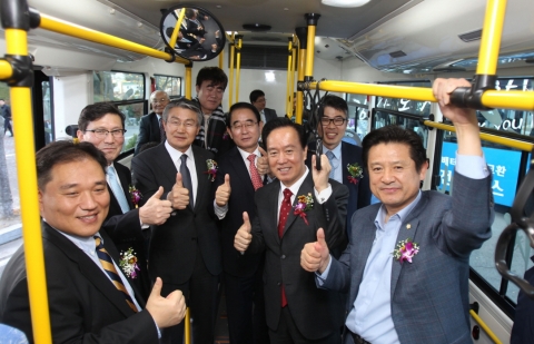 세계최초 배터리 무인 자동교환형 전기버스 운행 기념식이 진행됐다.