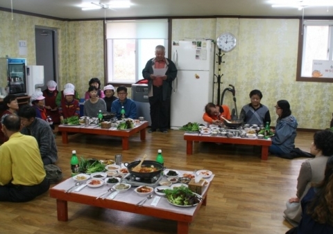 남양주시 협동조합 협의회 김은식 회장의 초청으로 송촌2리 마을회관에서 협동조합 대표단이 점심을 먹고 있다.