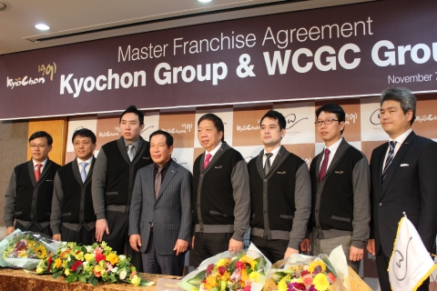 교촌에프앤비가 필리핀 현지 회사인 WCGC와 마스터 프랜차이즈 계약을 체결했다.