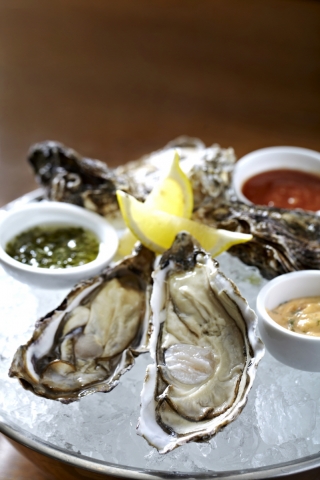 SG다인힐의 붓처스컷에서는 오솔레 오이스터와 통영앞바다에서 잡은 싱싱한 굴을 활용하여 오이스터 특별메뉴를 11월 8일 출시한다.