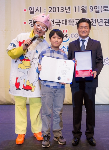 제10회 예스24 어린이독후감대회 개인부문에서 대상을 수상한 서울 우암초등학교 6학년 김준영 어린이가 기념촬영을 하고 있다. 왼쪽부터 사회를 본 개그맨 김종석, 김준영 어린이, 김