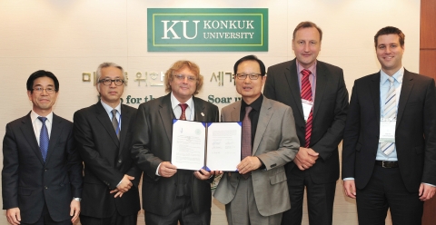 건국대-프라운호퍼 차세대 태양전지연구소와 독일 프라이부르크 공과대학이 학생 교류와 공동 연구에 관한 상호 협력 협약을 체결한 후 두 대학 관계자들이 기념촬영을 하고 있다.