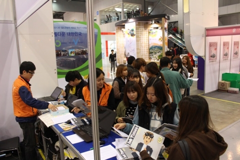 경기관광공사와 잡코리아가 공동으로 주관하는 경기국제관광박람회에서 잡코리아가 만든 직무가이드북 잡타임즈 마케팅편을 받으려고 줄 서 있는 취업준비생들