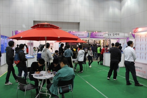 경기관광공사와 잡코리아가 공동으로 주관하는 경기국제관광박람회에서 현장면접 등 박람회 행사에 참여하기 위해 등록 중인 취업준비생