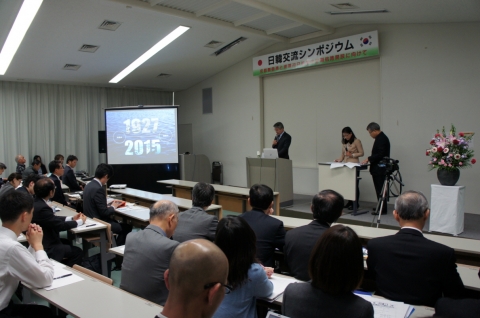 박승호 포항시장이 한일교류 심포지엄에서 한일 국제페리 정기항로 개설의 당위성을 설명했다.