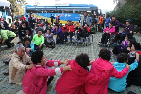 가을 나들이 행사중 레크레이션 장면이다.