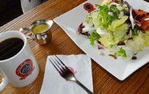 최근 커피전문점이나 베이커리 전문점에서 간편한 식사를 대신할 수 있어 창업시장에서의 전망도 밝다.