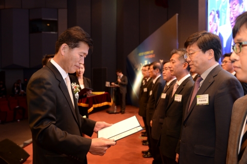 13일 논현동 건설회관에서 열린 2013 제품안전의 날 시상식에서 성시헌 기술표준원장(좌)이 롯데닷컴 김형준 상무(우)에게 상을 수여하고 있다.